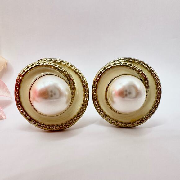 Vintage Faux Pearl Cream Enamel Swirl Clip on Earrings Pearlcore Gold Tone Chic - Picture 3 of 9